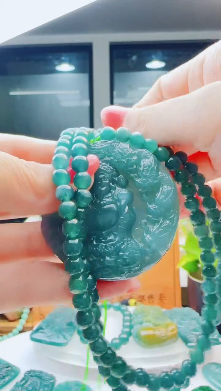 翡翠未镶嵌颈饰多样性发货其中一件