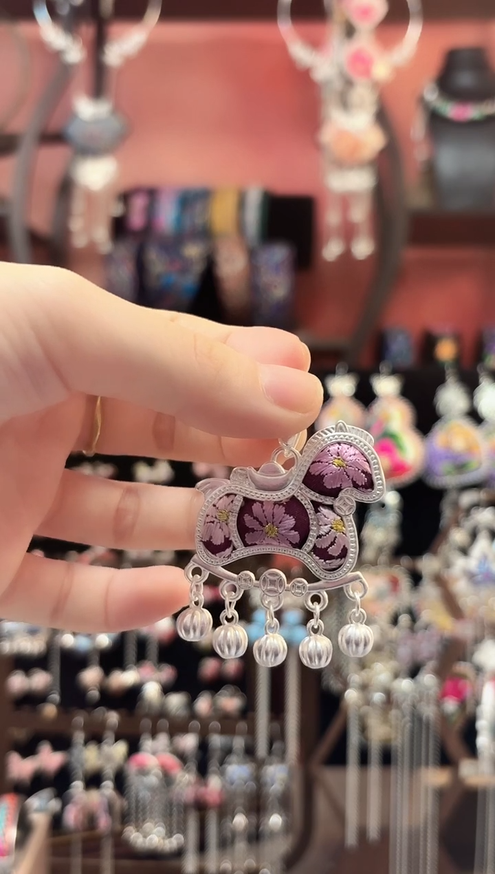 织绣 云织谣民族风精美饰品   150