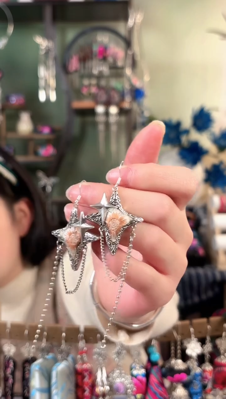 彩云南阁非遗老绣饰品787