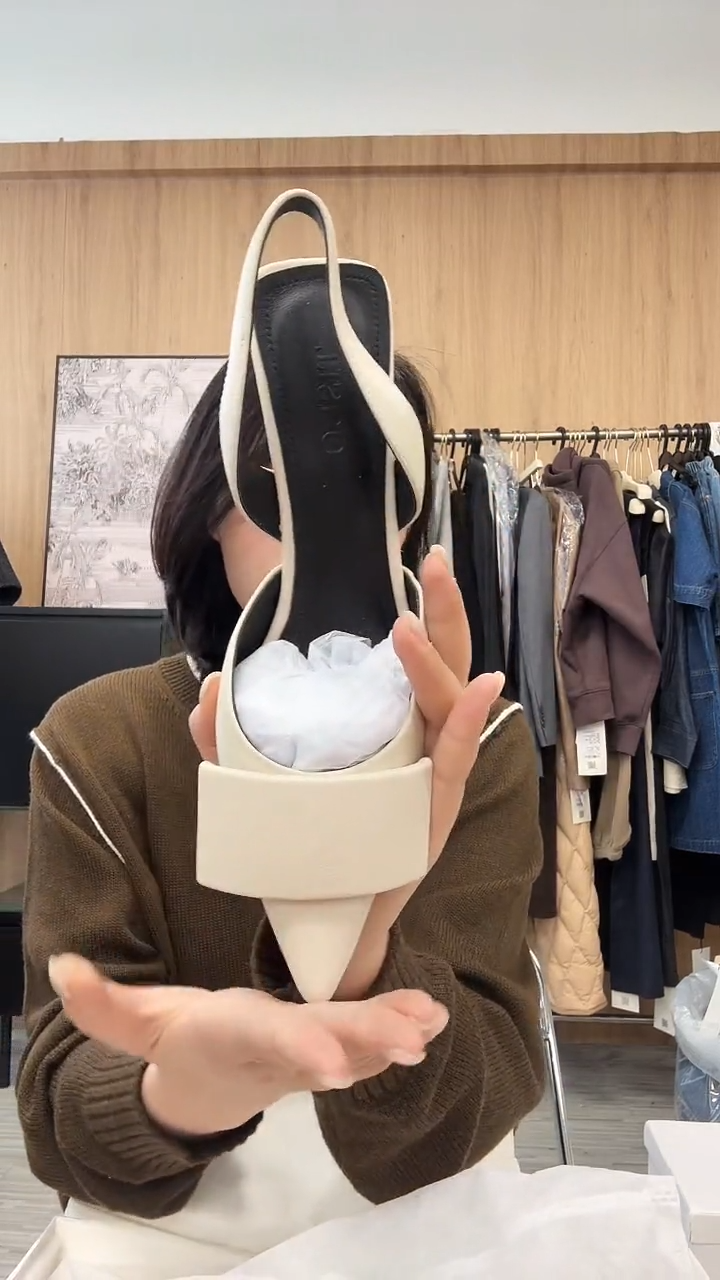 白色经典小猫跟36码