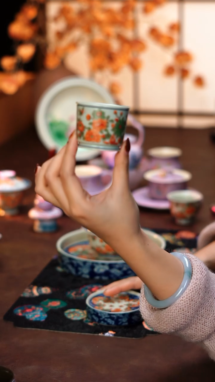 陶栖堂青花红绿彩容天杯