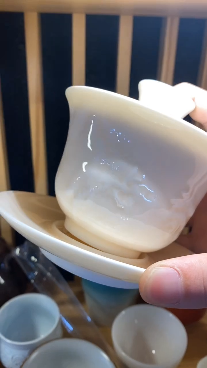 瓷片孩儿红山水盖碗