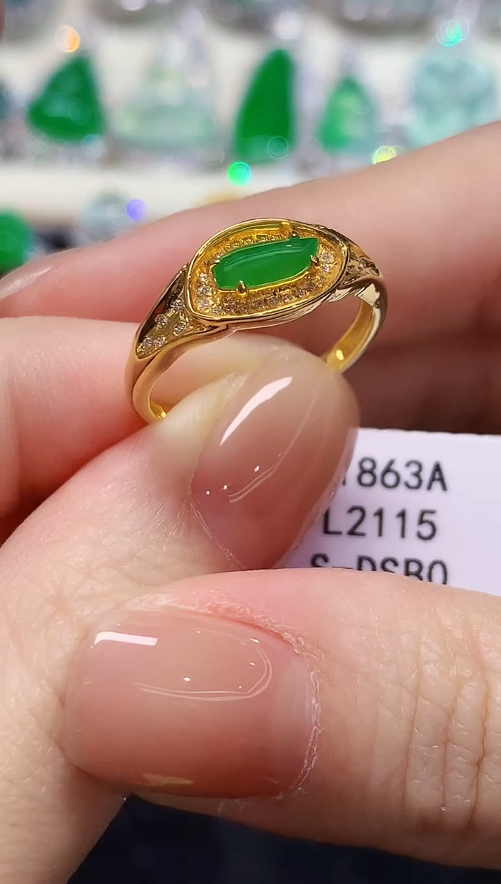 18K金镶嵌戒指翡翠多样性发其一