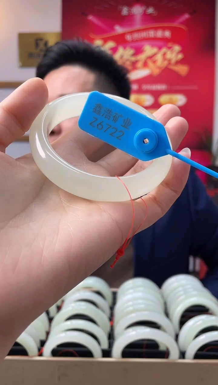 【闪购商品】和田玉手镯未镶嵌翠胶猫 Z6722 圈口60