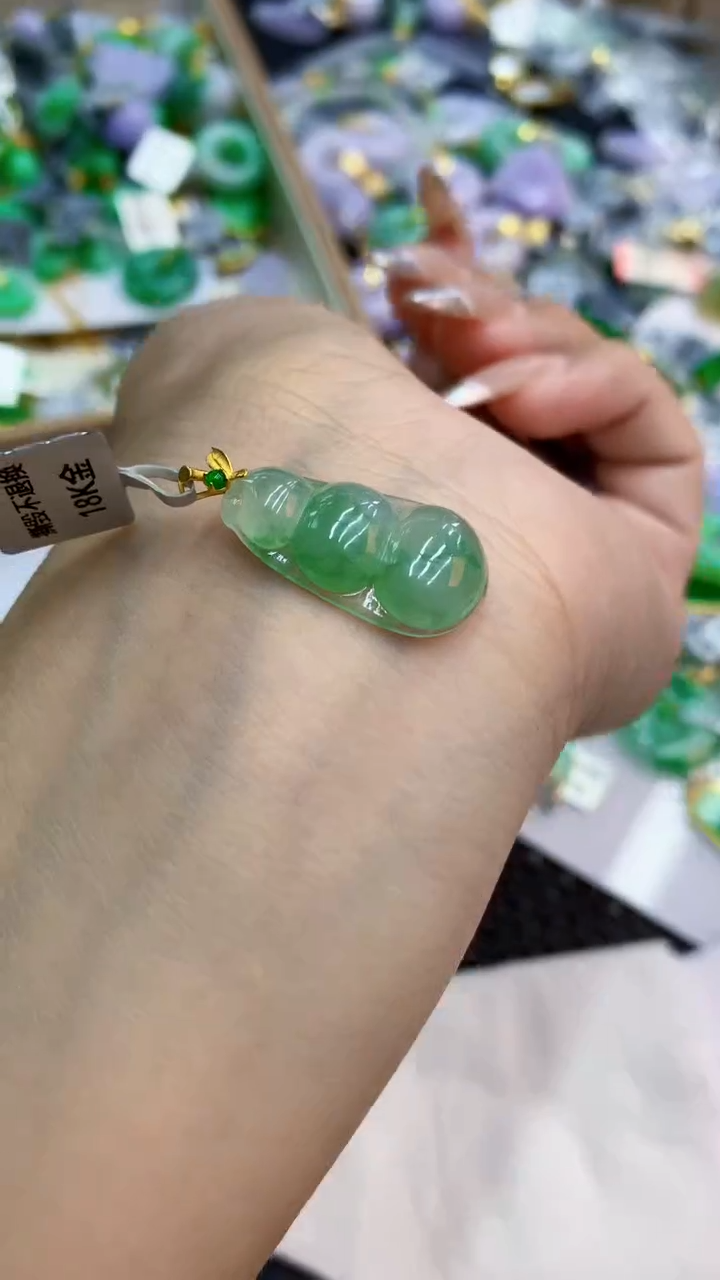 颈饰18K金镶嵌翡翠1