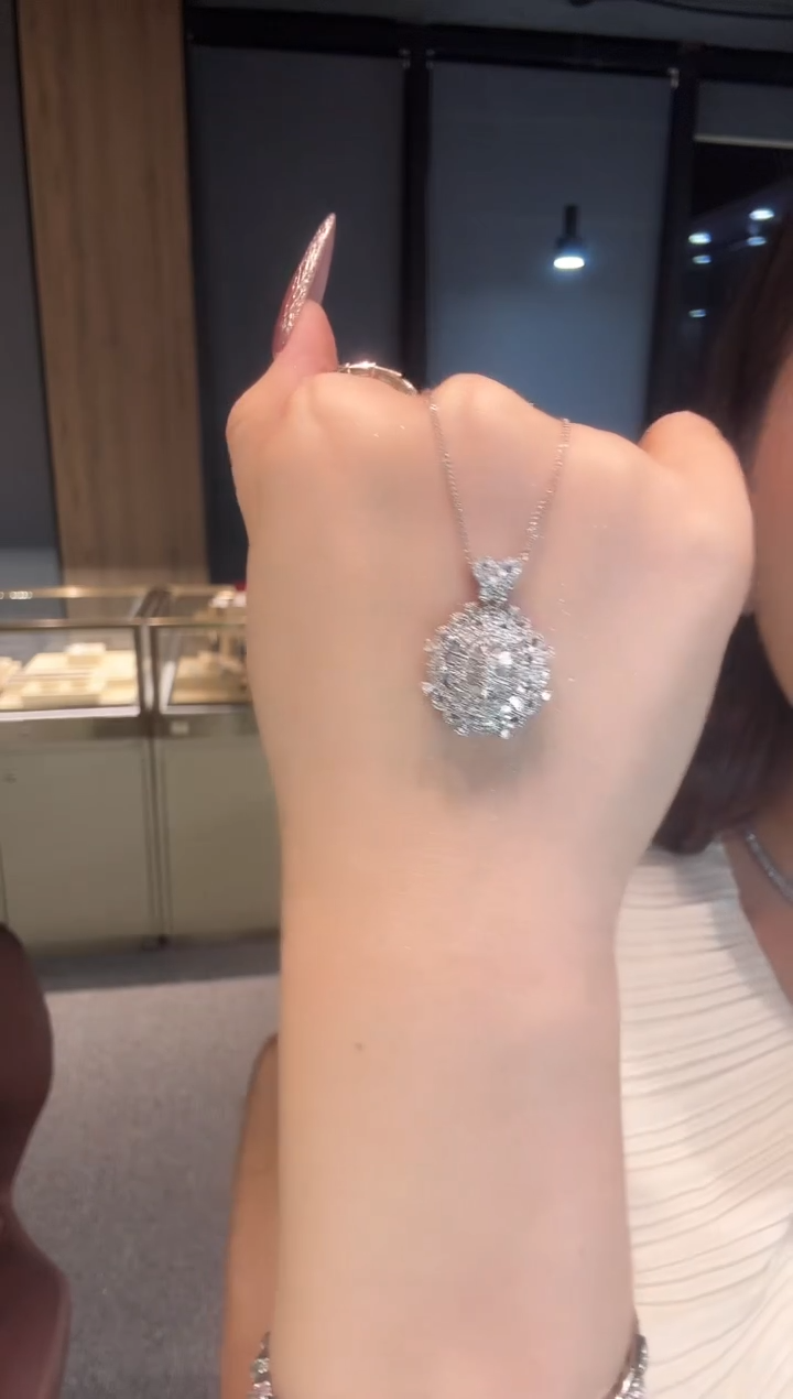 【闪购商品】钻石吊坠（不含链）18K金镶嵌繁花