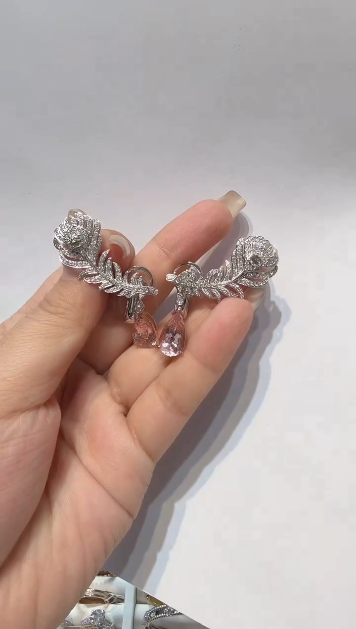 18K金镶嵌耳饰钻石耳饰