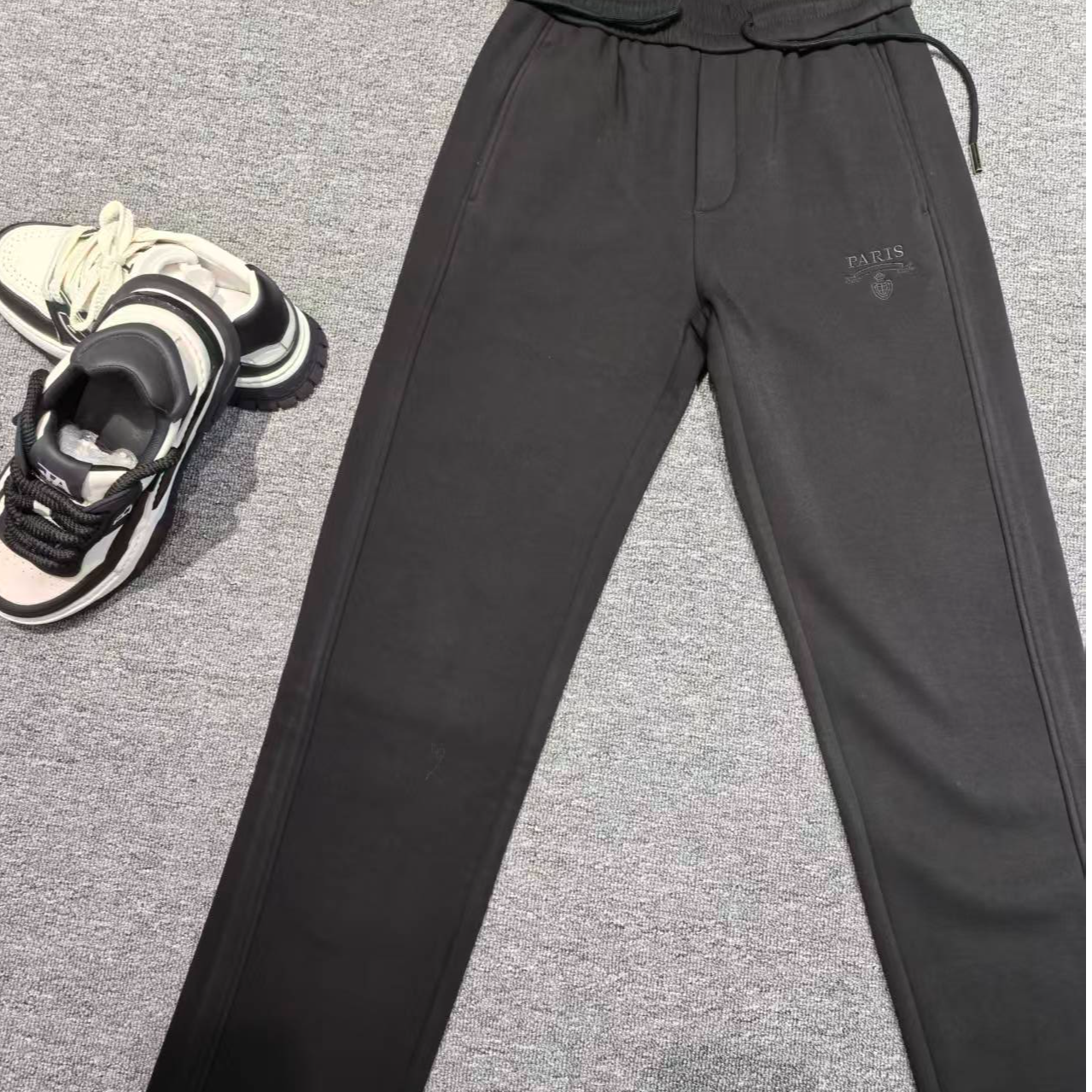 【时代名店】2025男士刺绣工体美学简约休闲加绒直筒裤92387