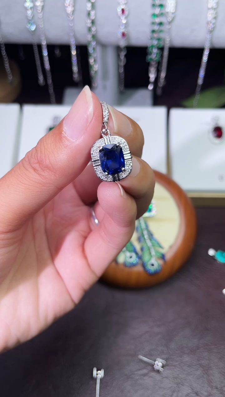 合金颈饰合成钻石蓝宝吊坠