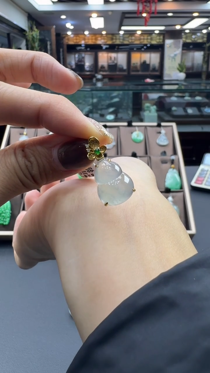 颈饰18K金镶嵌翡翠葫芦