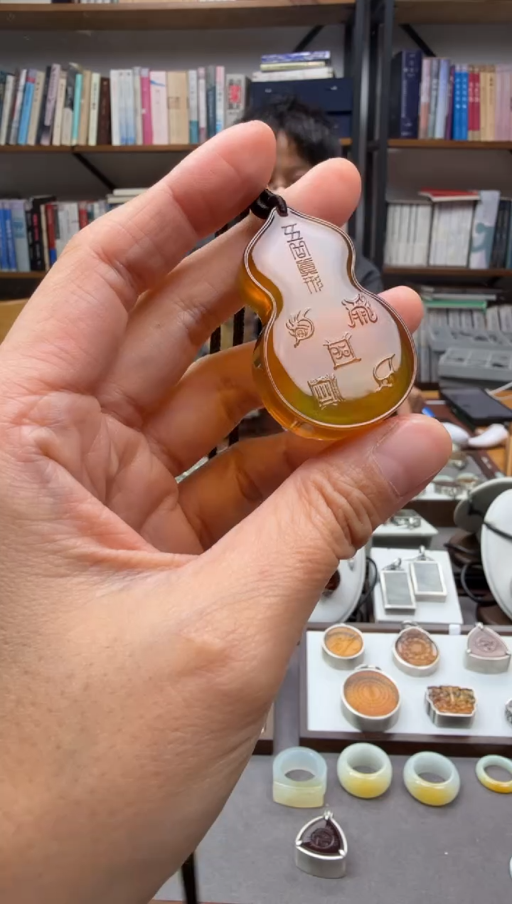 琥珀颈饰未镶嵌五岳真形图吊坠