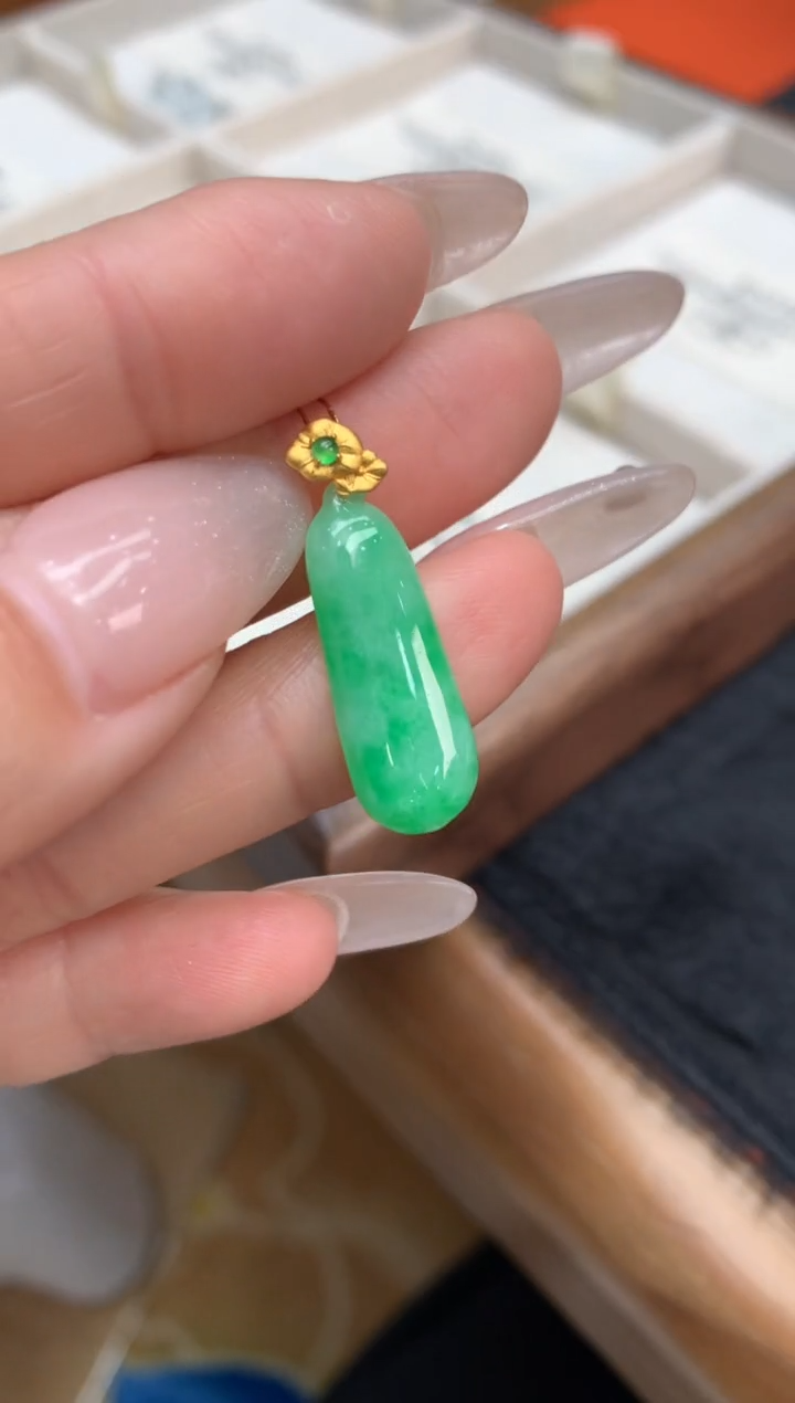 【闪购商品】翡翠颈饰18K金镶嵌福瓜