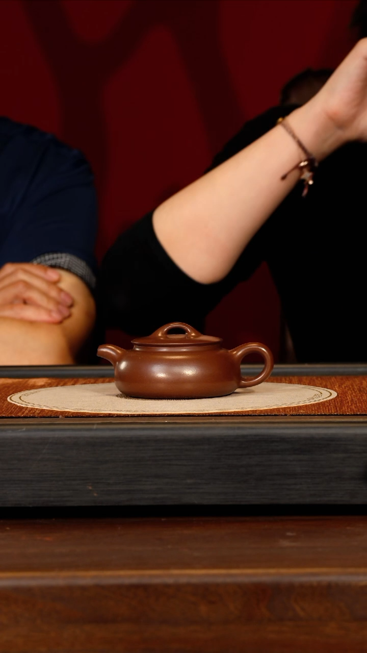 茶壶紫砂宜兴紫砂LHQ 革紫泥 扁玉 180cc