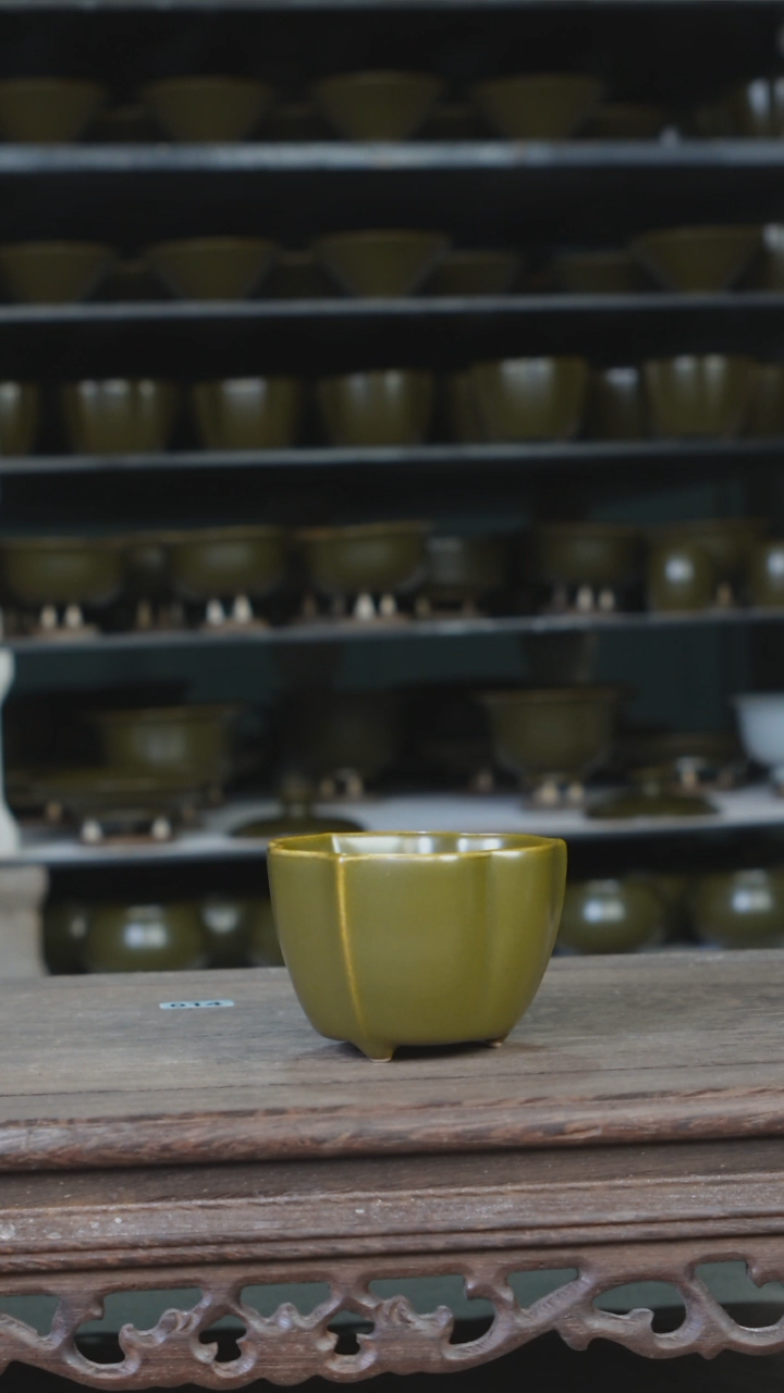 茶叶末葵口杯一级