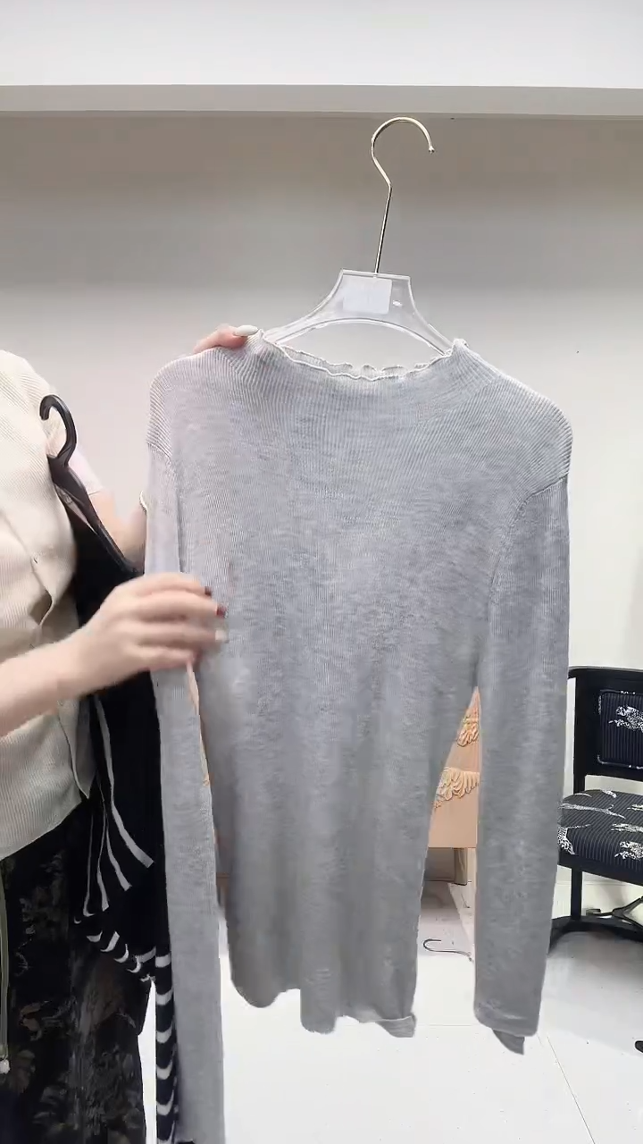 浅灰色花边领羊毛衫