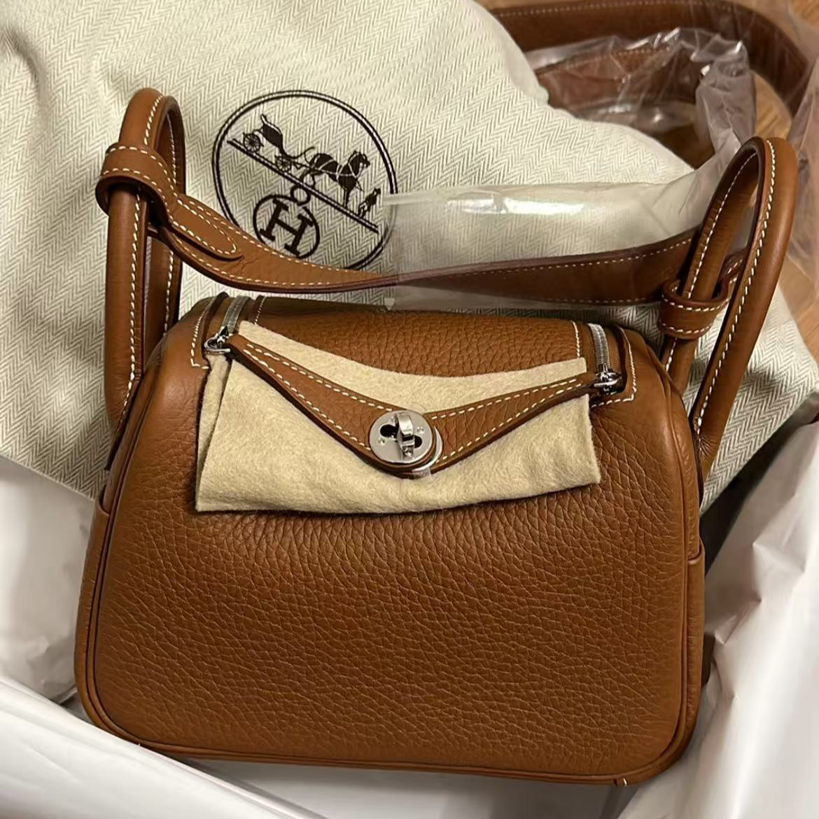 未使用 Hermes/爱马仕 minilindy 金棕银 tc皮 W刻