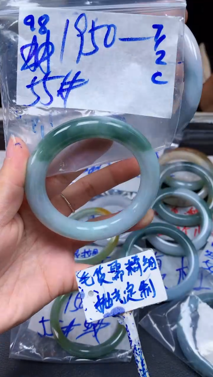 【闪购商品】定制翡翠未镶嵌98毛货需精细抛光手镯多样性拍一发一