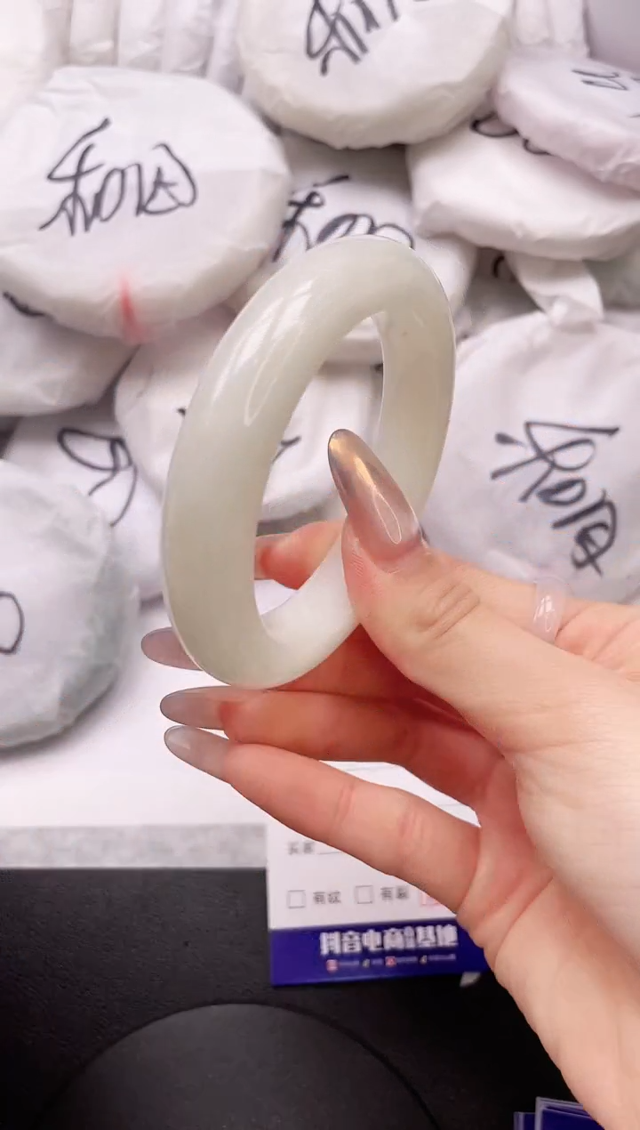 【闪购商品】和田玉手镯未镶嵌25K32-54