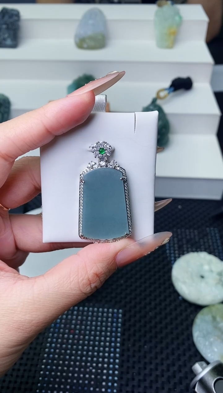 颈饰未镶嵌翡翠 