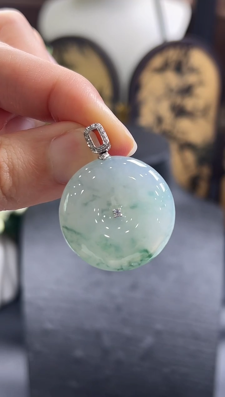 翡翠18K金镶嵌颈饰平安扣