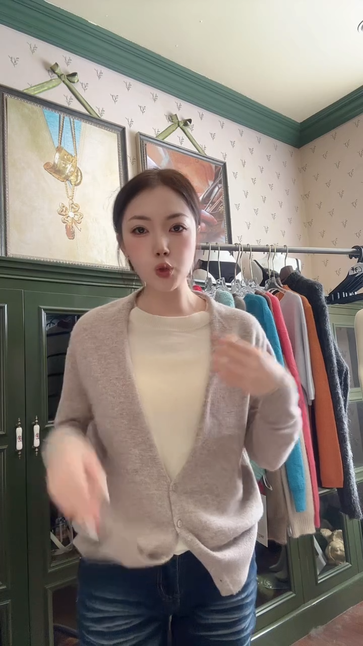 假两件燕麦色羊毛衫