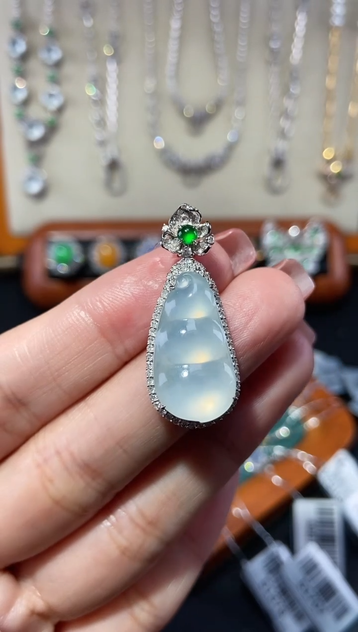 【闪购商品】翡翠颈饰18K金镶嵌吊坠