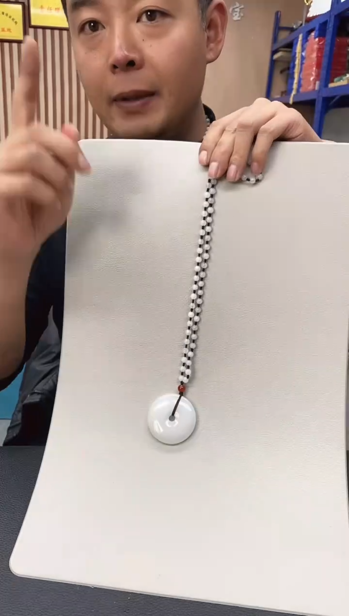 颈饰未镶嵌石英质玉（金丝玉）平安扣