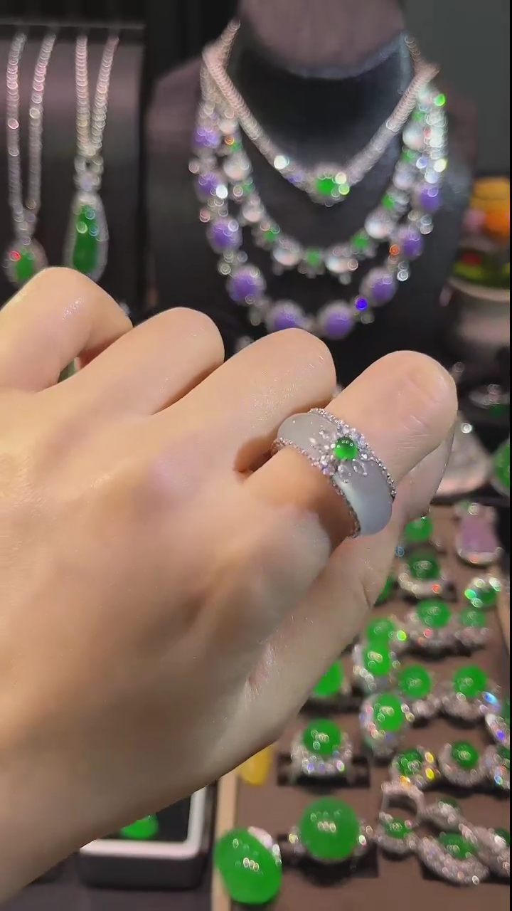 翡翠18K金镶嵌戒指戒指