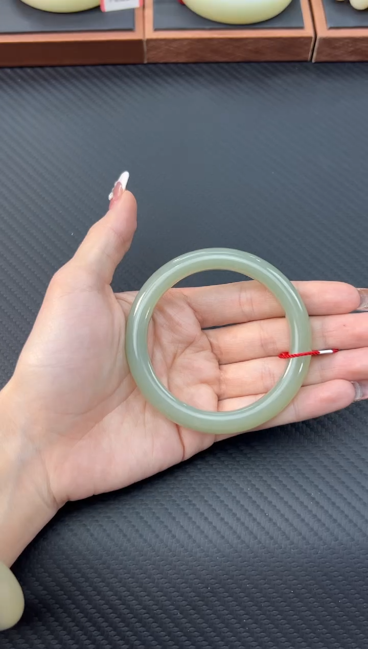 【闪购商品】和田玉手镯未镶嵌且末微色差近矿58手镯