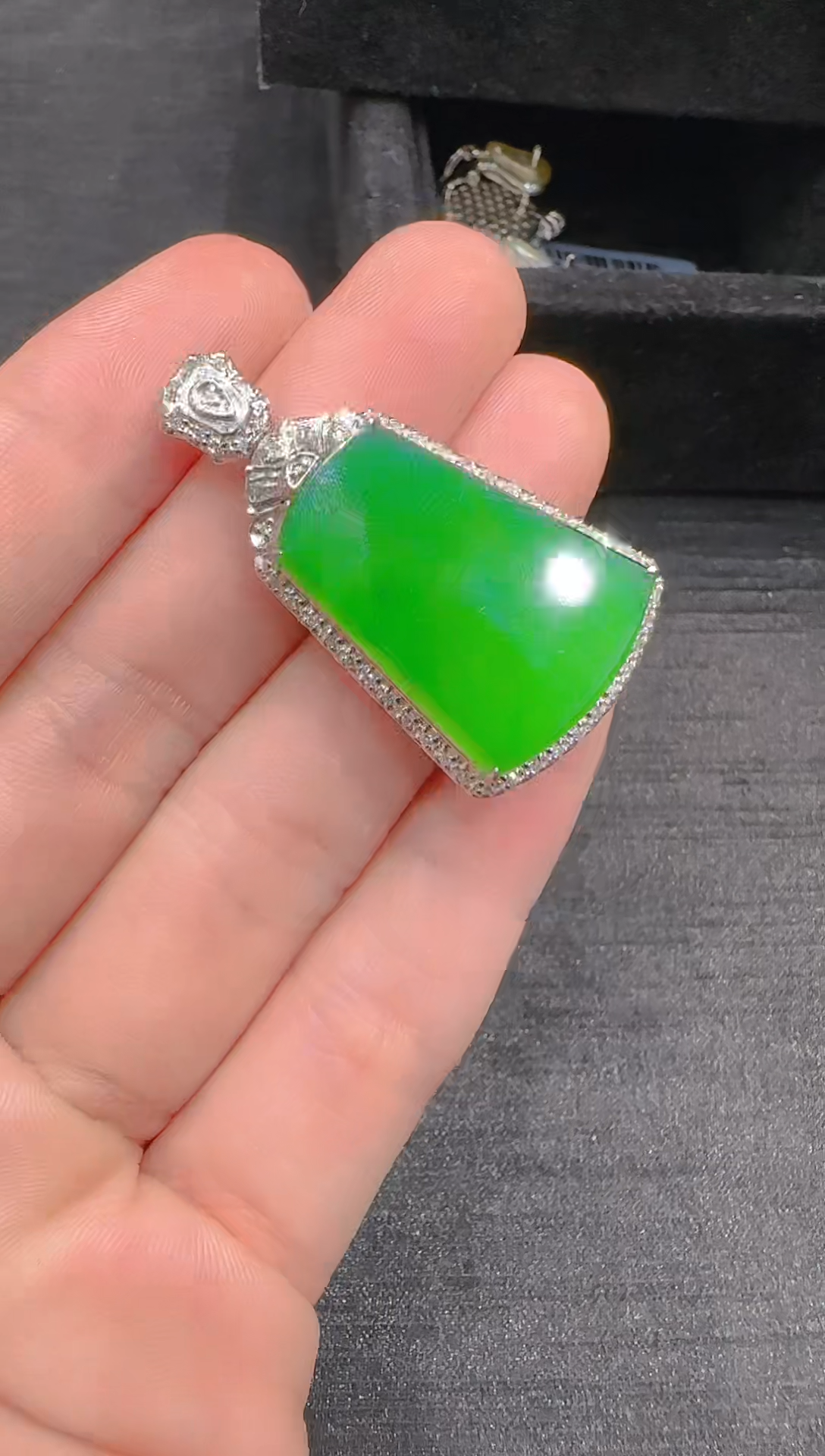 【闪购商品】翡翠吊坠(赠链)18K金镶嵌天然翡翠A货