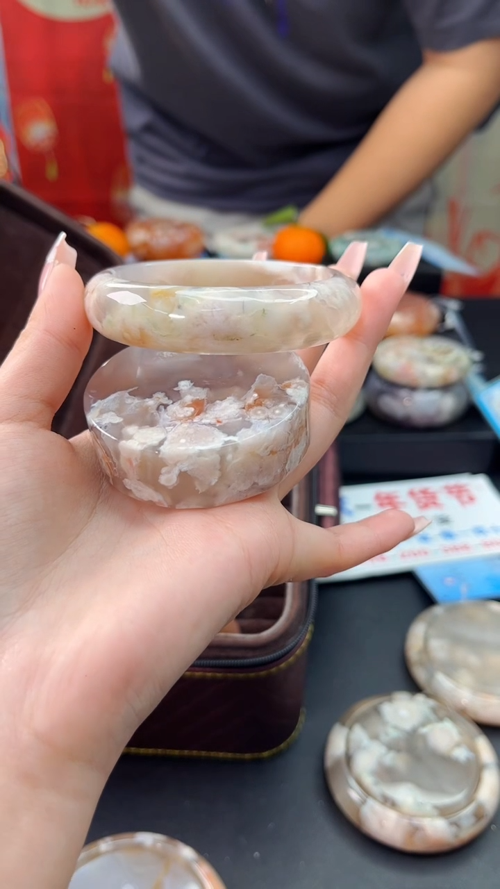 【闪购商品】石英质玉手镯未镶嵌赠送镯心（圈口）56