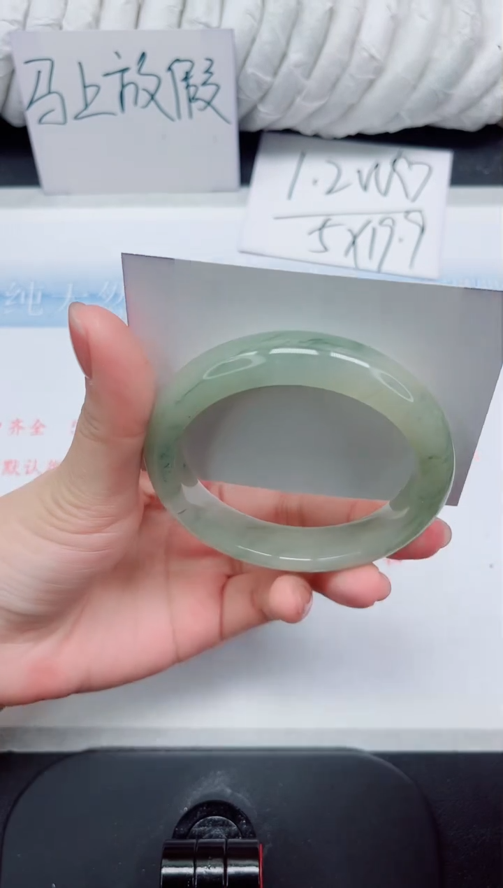 【闪购商品】石英质玉手镯未镶嵌108#58.1