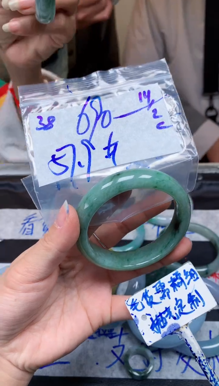 【闪购商品】定制翡翠未镶嵌38毛货需精细抛光手镯多样性拍一发一