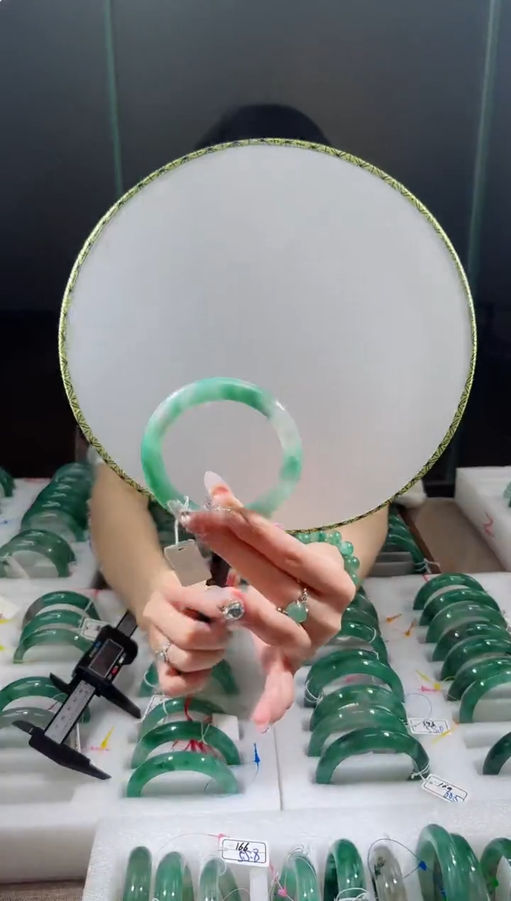 【闪购商品】石英质玉手镯未镶嵌242