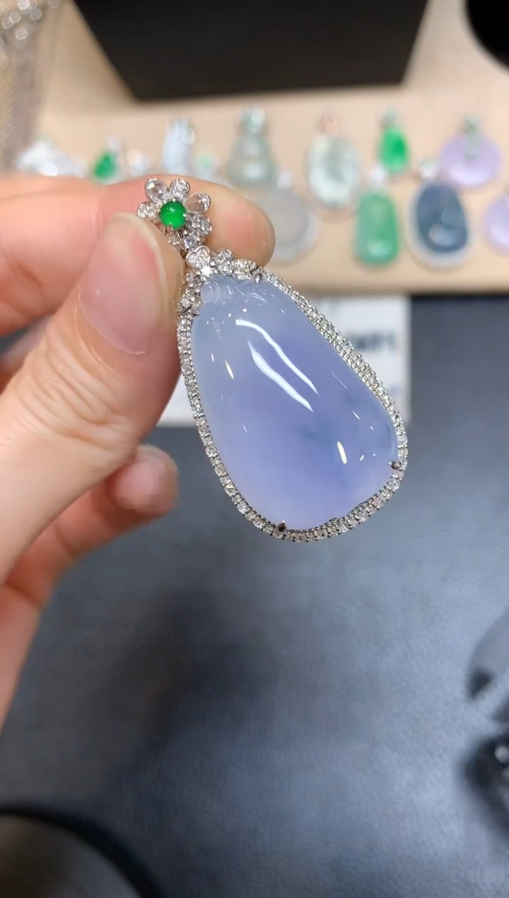 【闪购商品】翡翠颈饰18K金镶嵌福瓜【无服务费