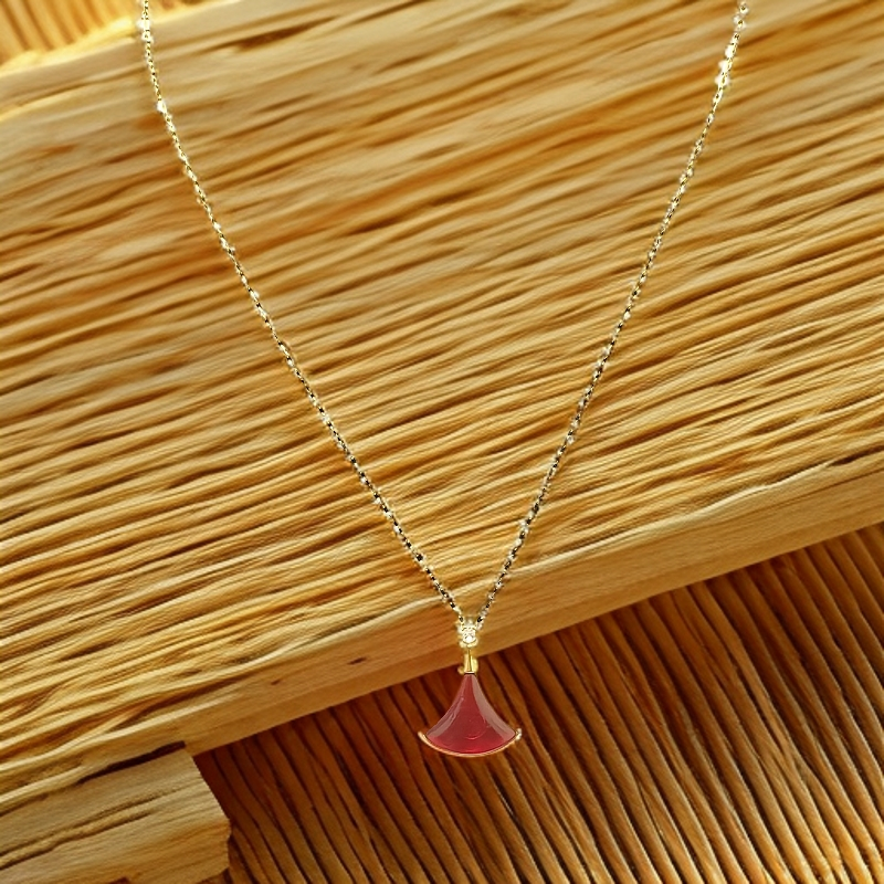 钛钢项链 链条搭配扇形红色挂坠，简约又不失典雅。