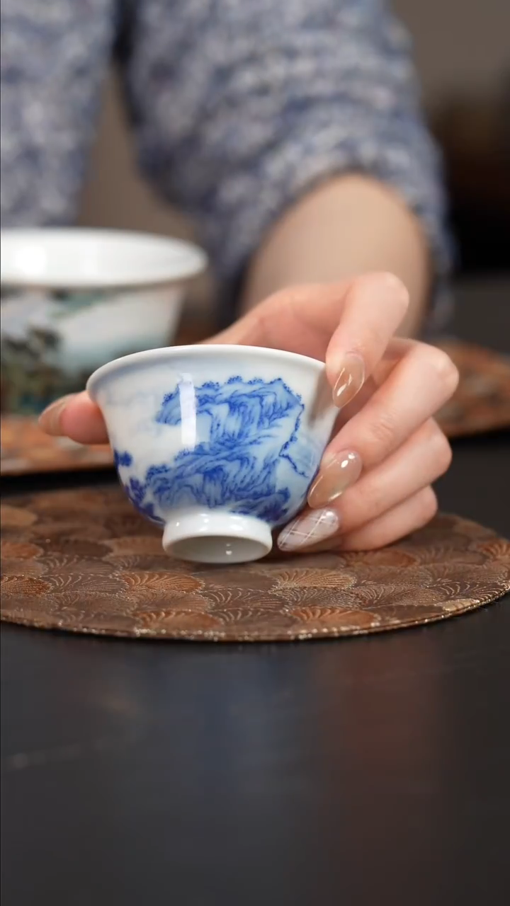 【闪购商品】杯看山柴窑青花山水压手