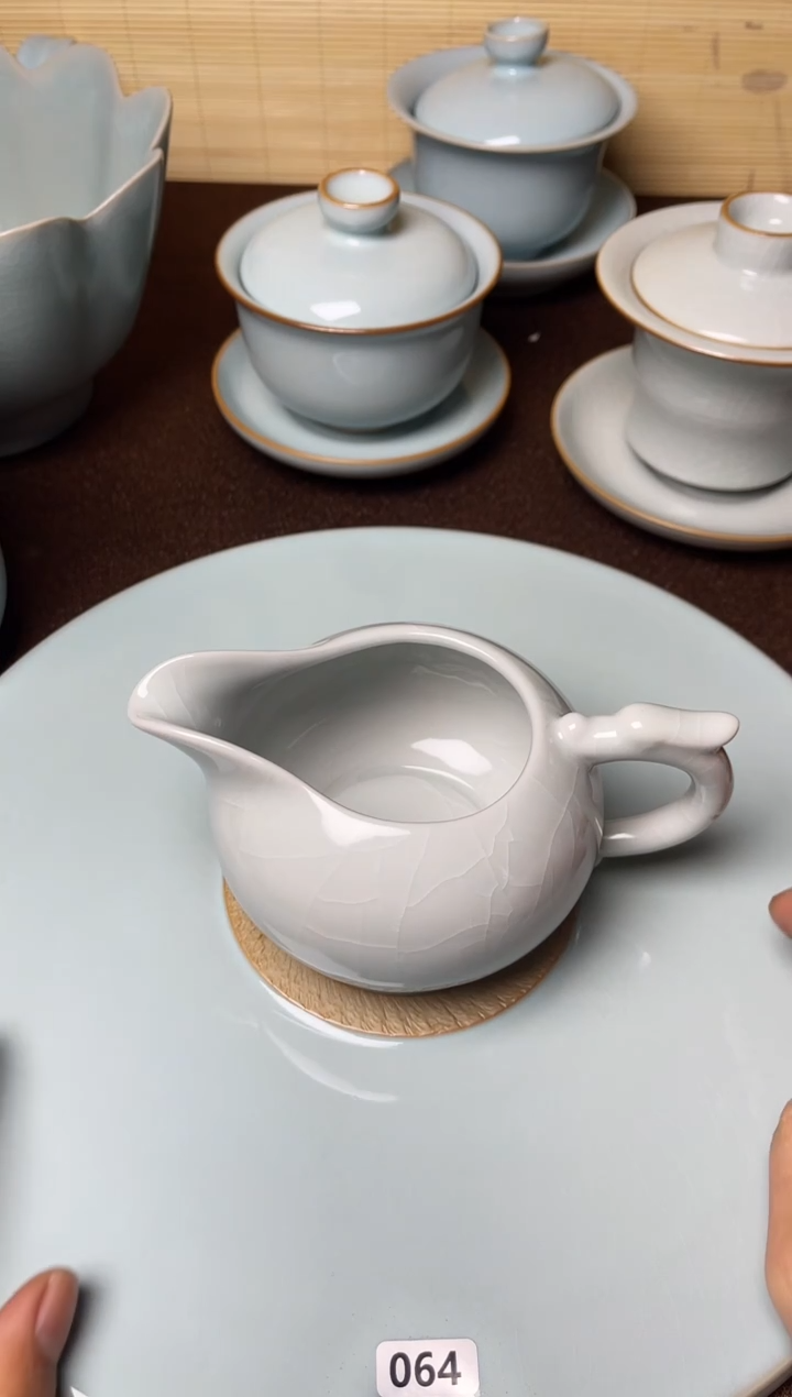 一品一价-瑕云雾月白釉五支钉龙游公道杯