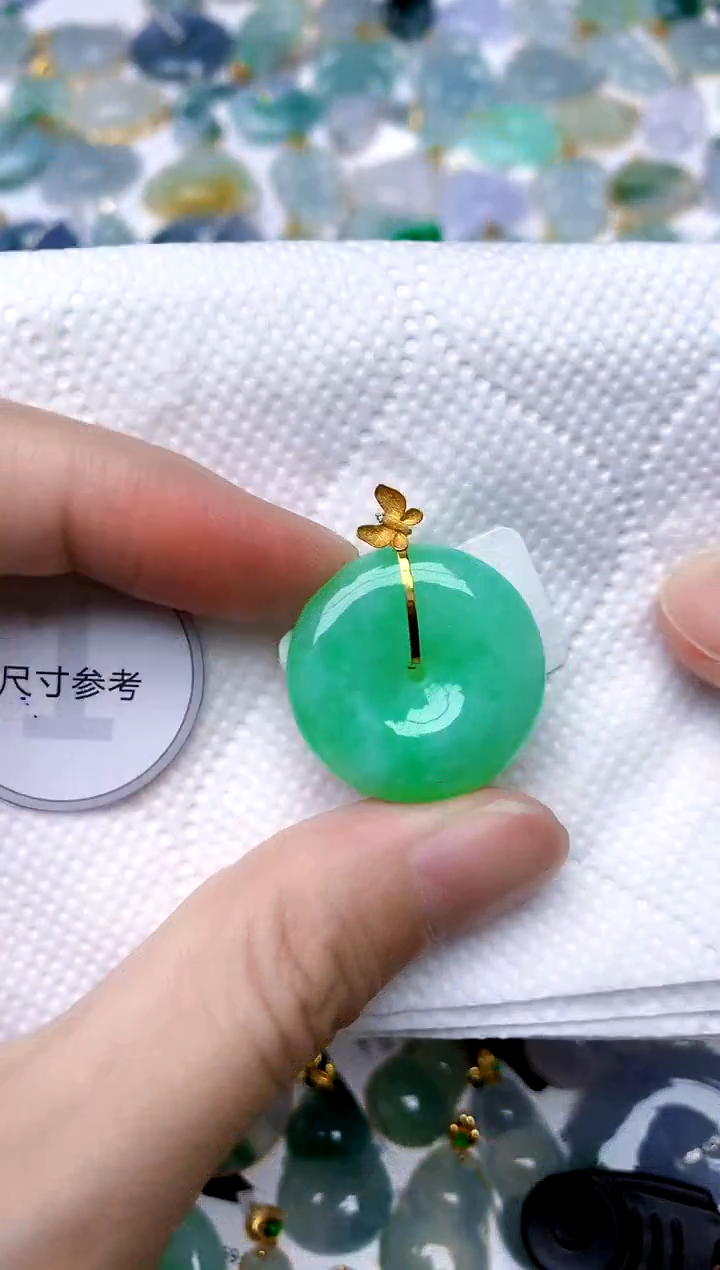 颈饰18K金镶嵌翡翠天然A货翡翠