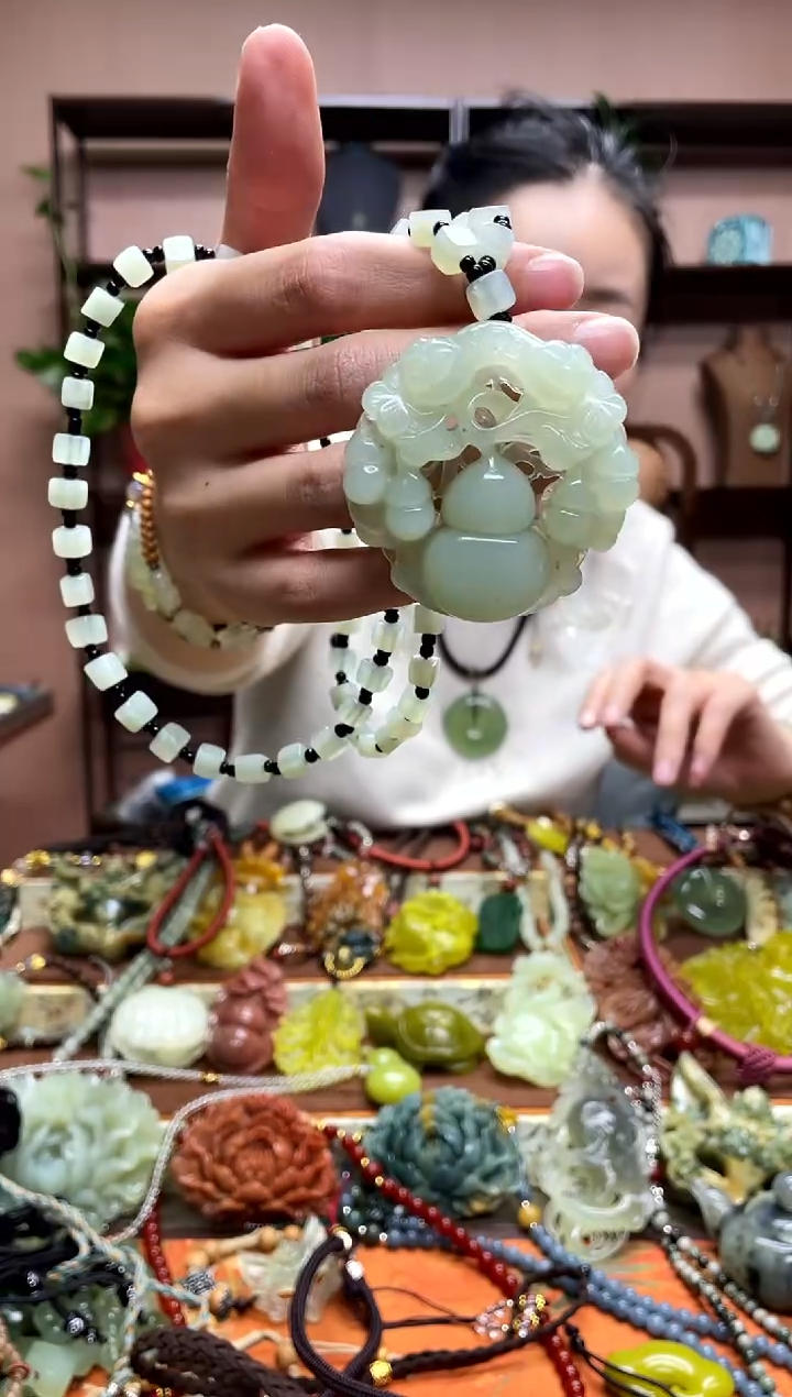 未镶嵌岫玉颈饰·