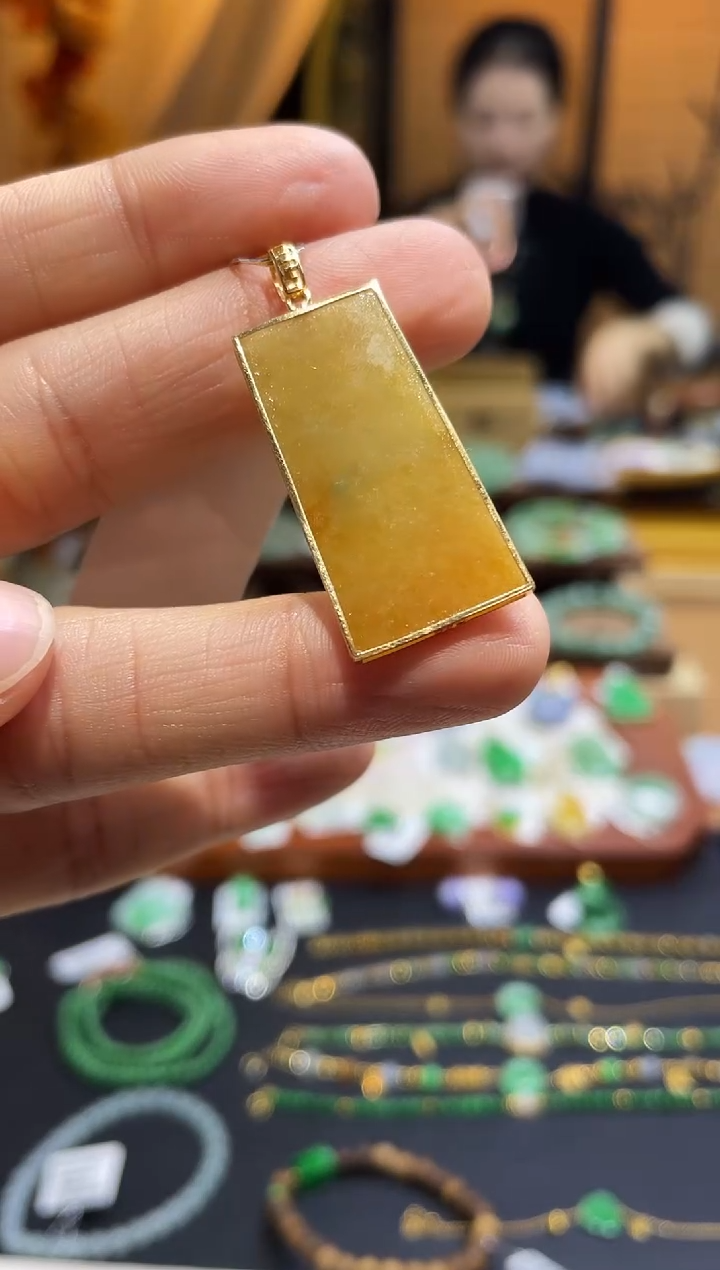 颈饰18K金镶嵌翡翠无事牌