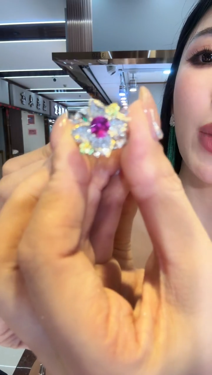 18K金镶嵌戒指红宝石花朵