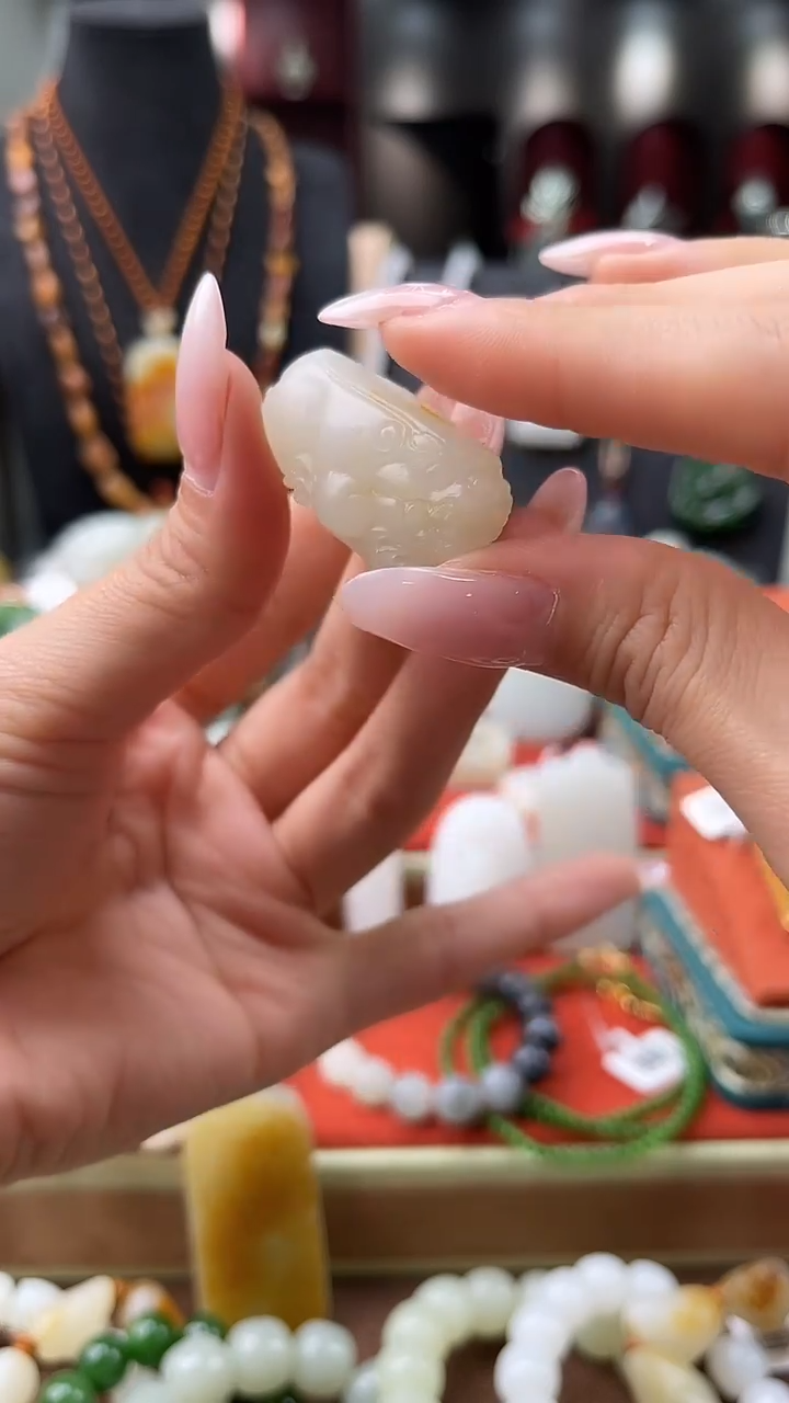 颈饰未镶嵌和田玉吊坠