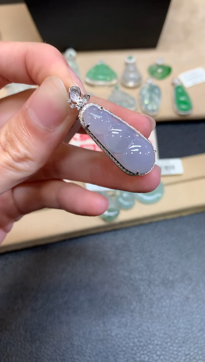 【闪购商品】翡翠颈饰18K金镶嵌福豆【无服务费】