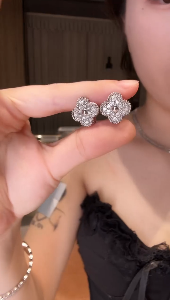 铂Pt950镶嵌耳饰钻石四叶草