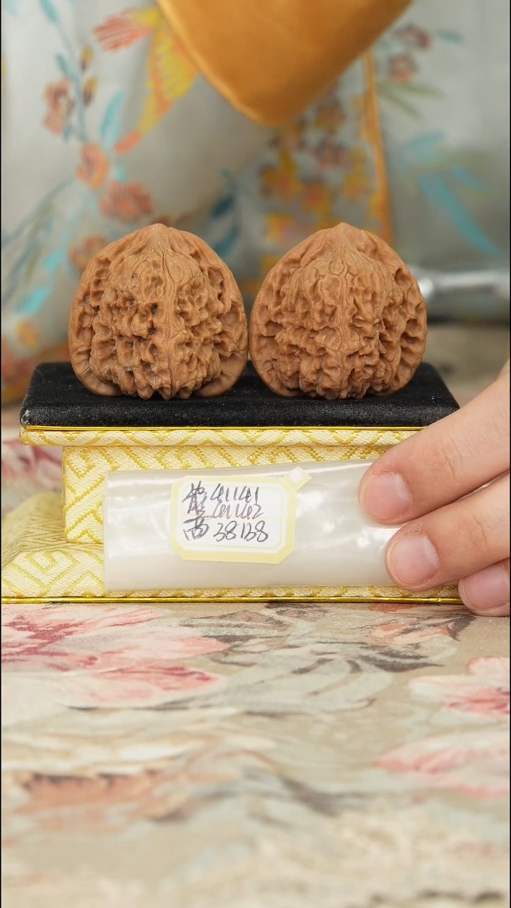 【闪购商品】文玩核桃把件赵喜满南将石