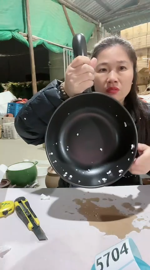 陶瑕疵口不圆24黑色手把锅