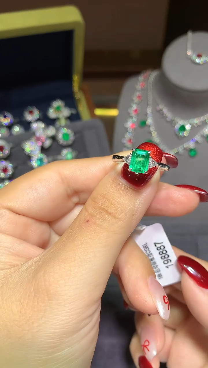 18K金镶嵌戒指祖母绿1.25ct