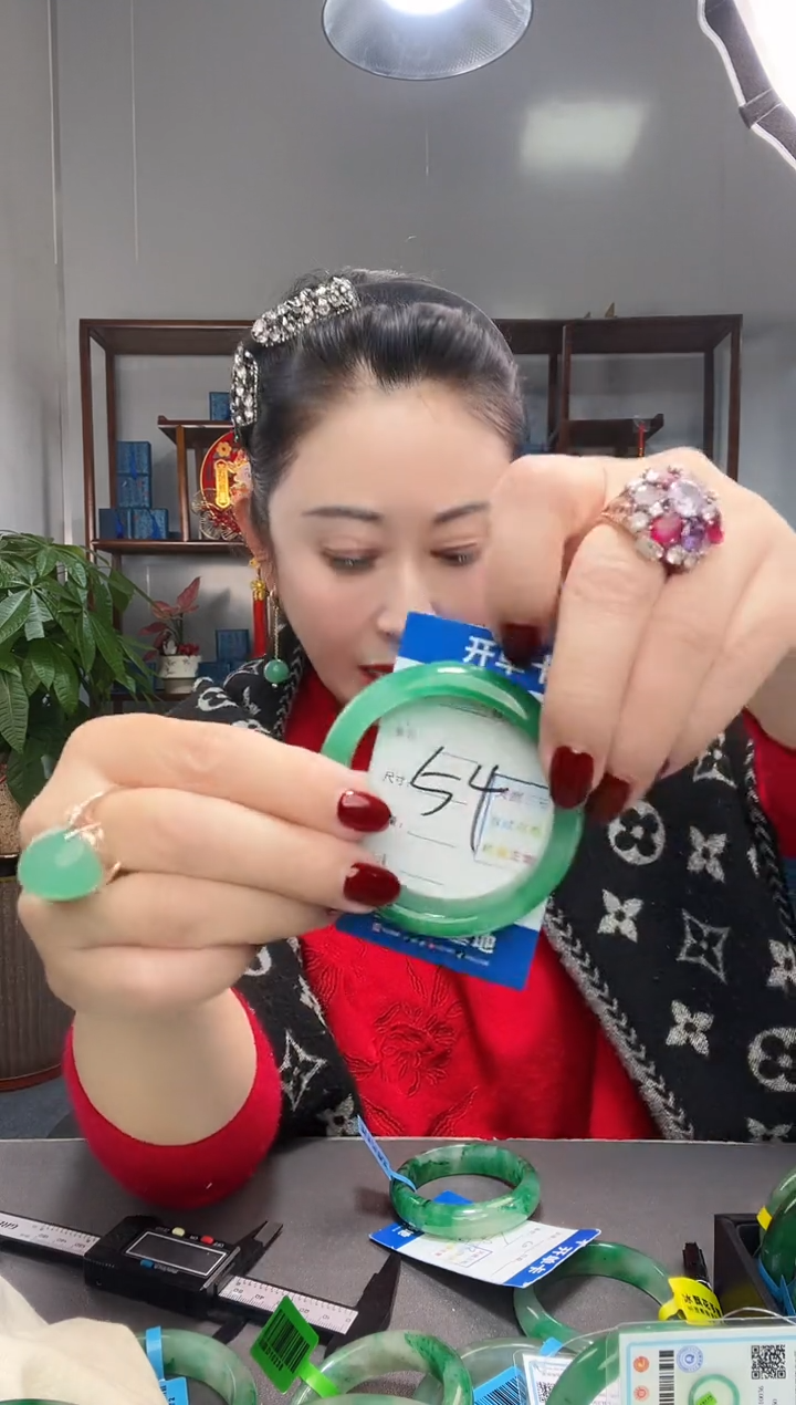 【闪购商品】石英质玉手镯未镶嵌非洲翠