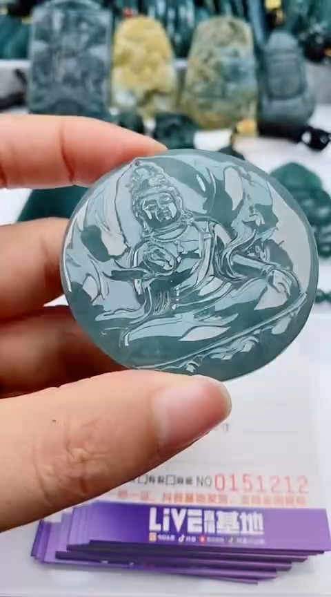 翡翠未镶嵌颈饰               